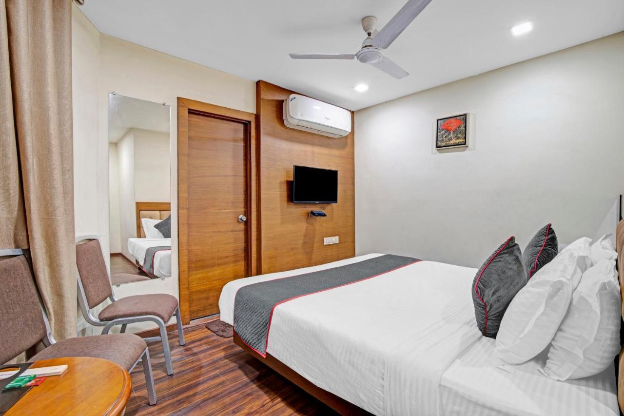 Hotel Navjivan Himatnagar Kültér fotó